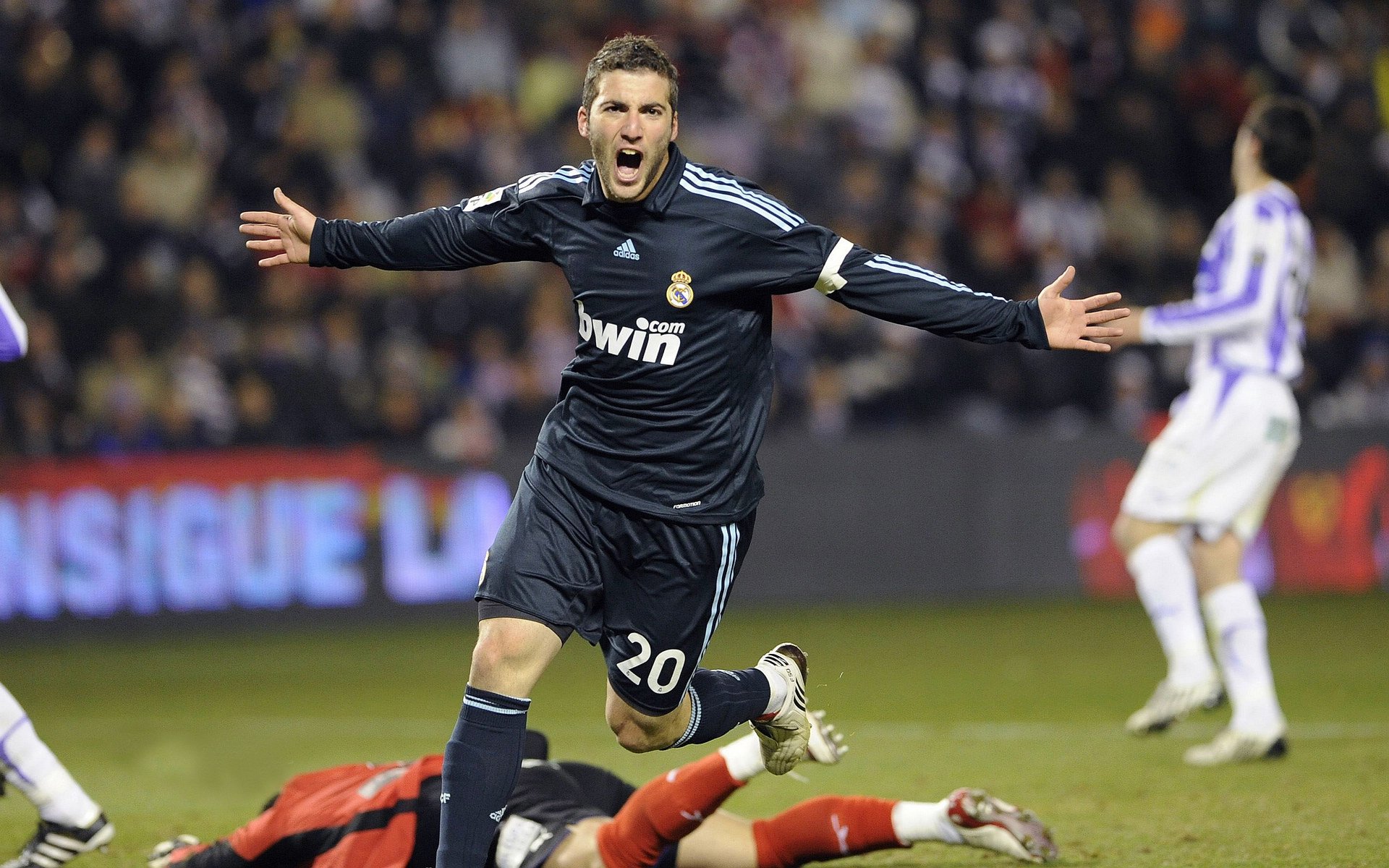 米兰平台-拜仁边路强攻压迫博卡两翼，拜仁太强